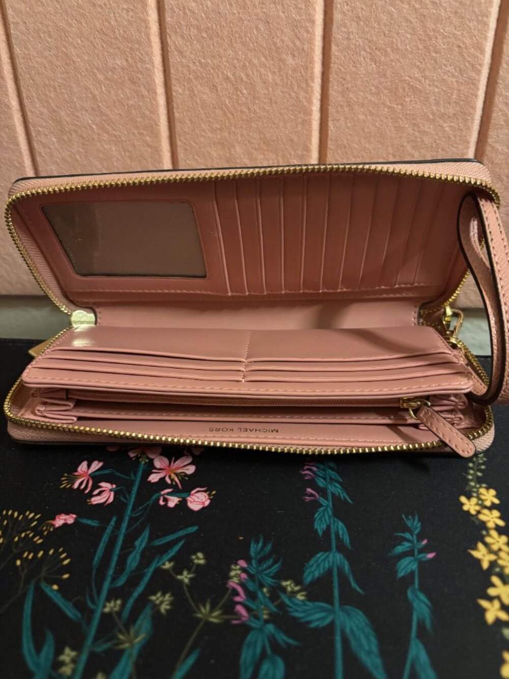 Jet Set Travel Large Leather Continental Wallet - Picture 2 of 3